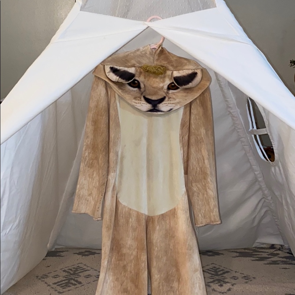 Simba costume. Size 5-6
